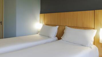 Quarto standard, 2 camas de solteiro | Roupas de cama antialérgicas, frigobar, cofres nos quartos, escrivaninha