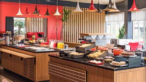 Un espace buffet proposant divers plats et un comptoir en bois.