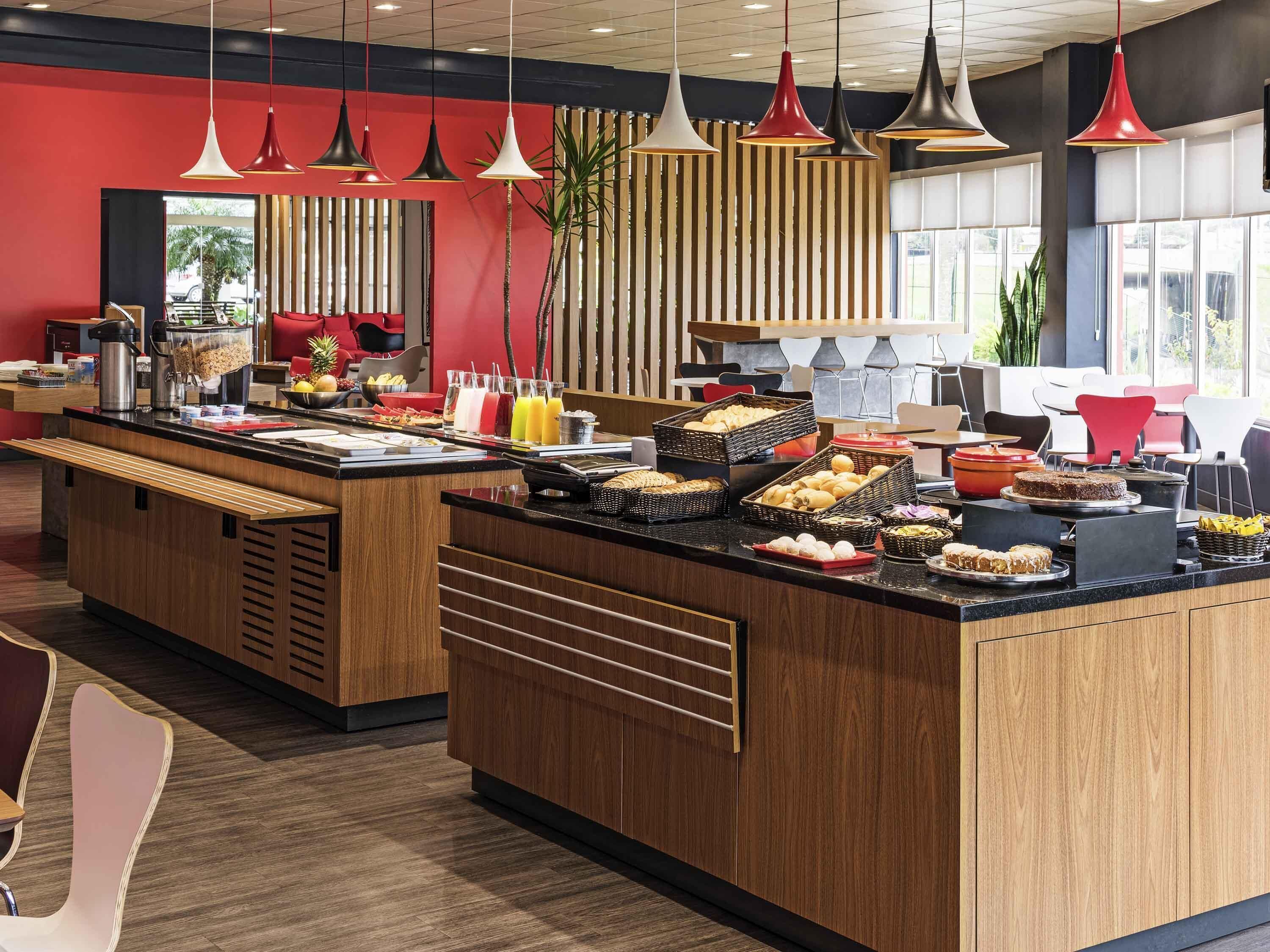 Café da manhã com buffet diário (BRL 58 por pessoa) 