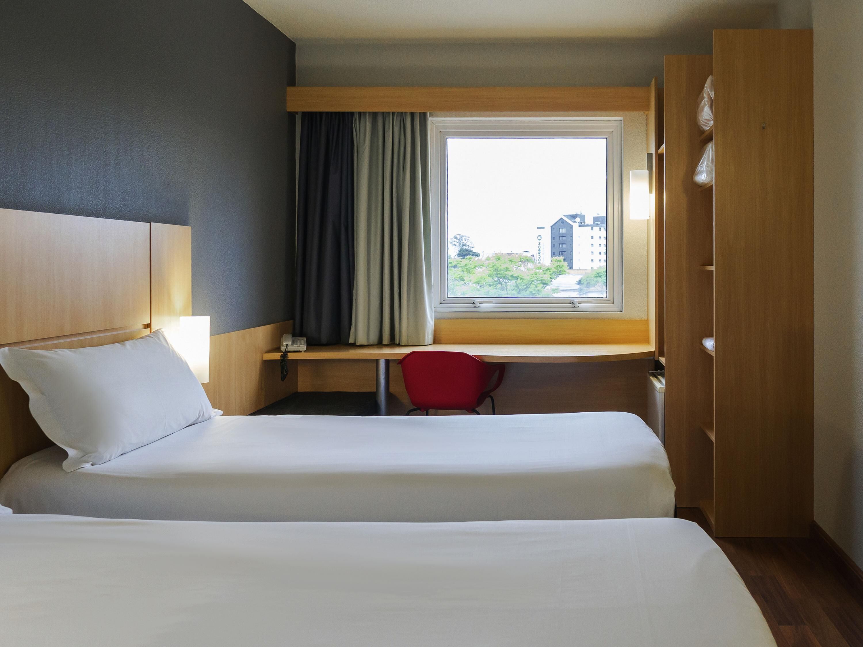 標準客房, 2 張單人床 | 低過敏寢具、迷你吧、客房內保險箱、書桌