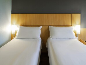 Standaard kamer, 2 eenpersoonsbedden | Hypoallergeen beddengoed, een minibar, een kluis op de kamer, een bureau