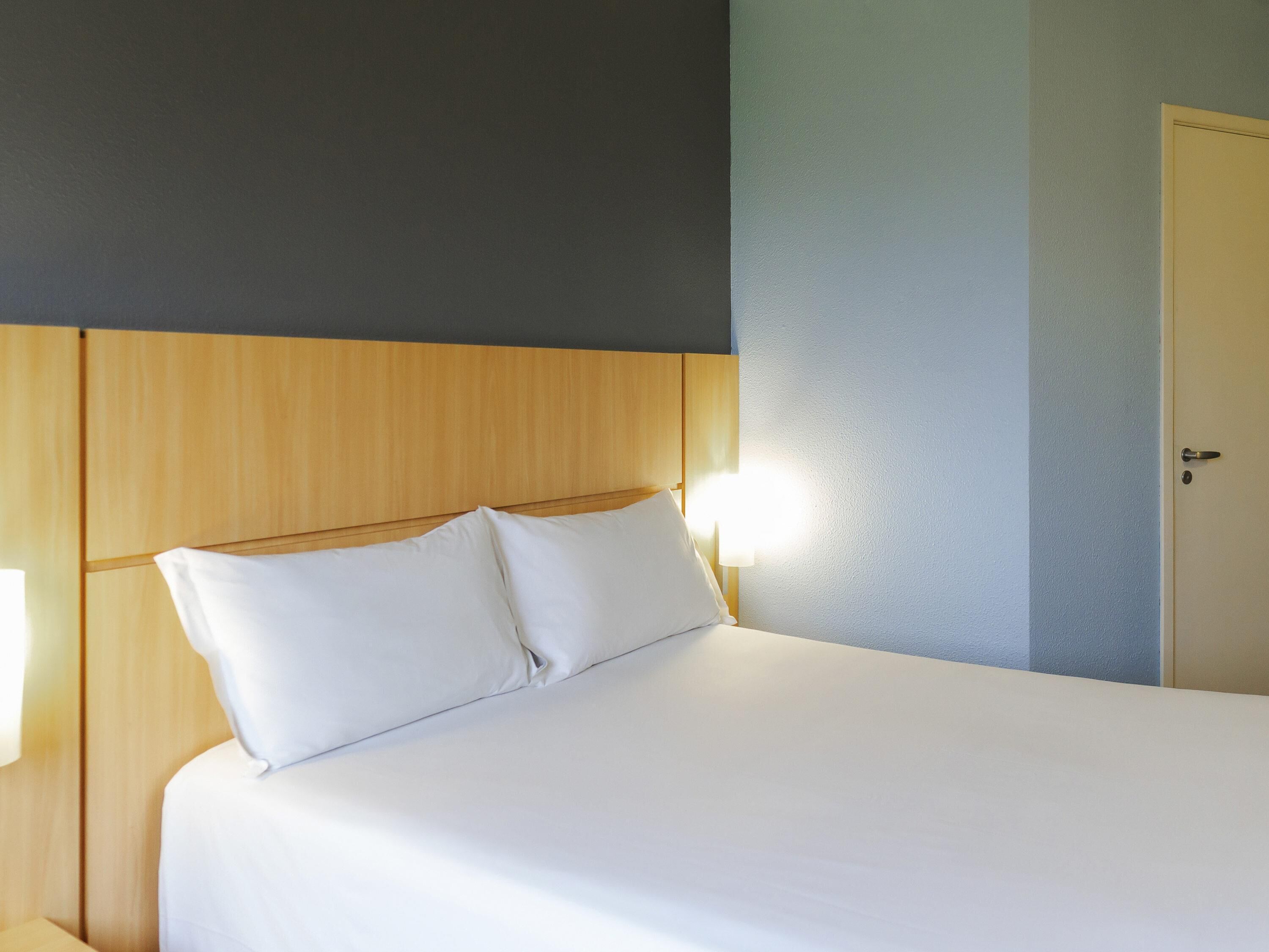 Standard Room, 1 Double Bed | Hypo-allergenic bedding, minibar, in-room safe, desk