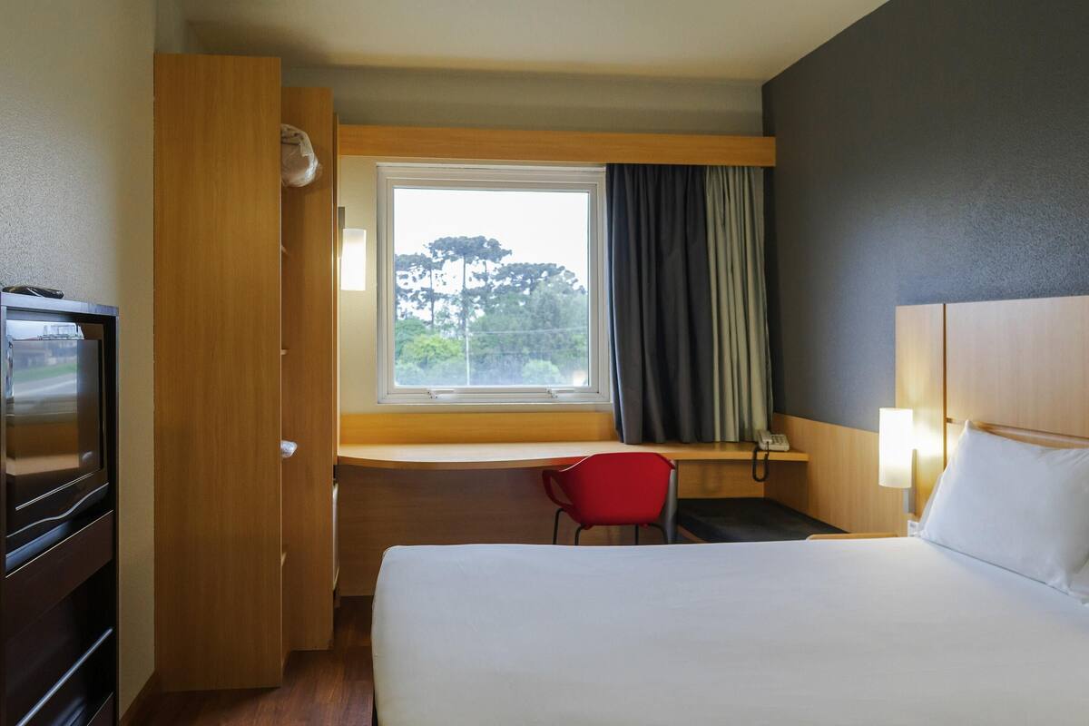 standard room, 1 double bed | hypo-allergenic bedding, minibar, in-room safe, desk