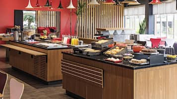 Daily buffet breakfast (BRL 58 per person)