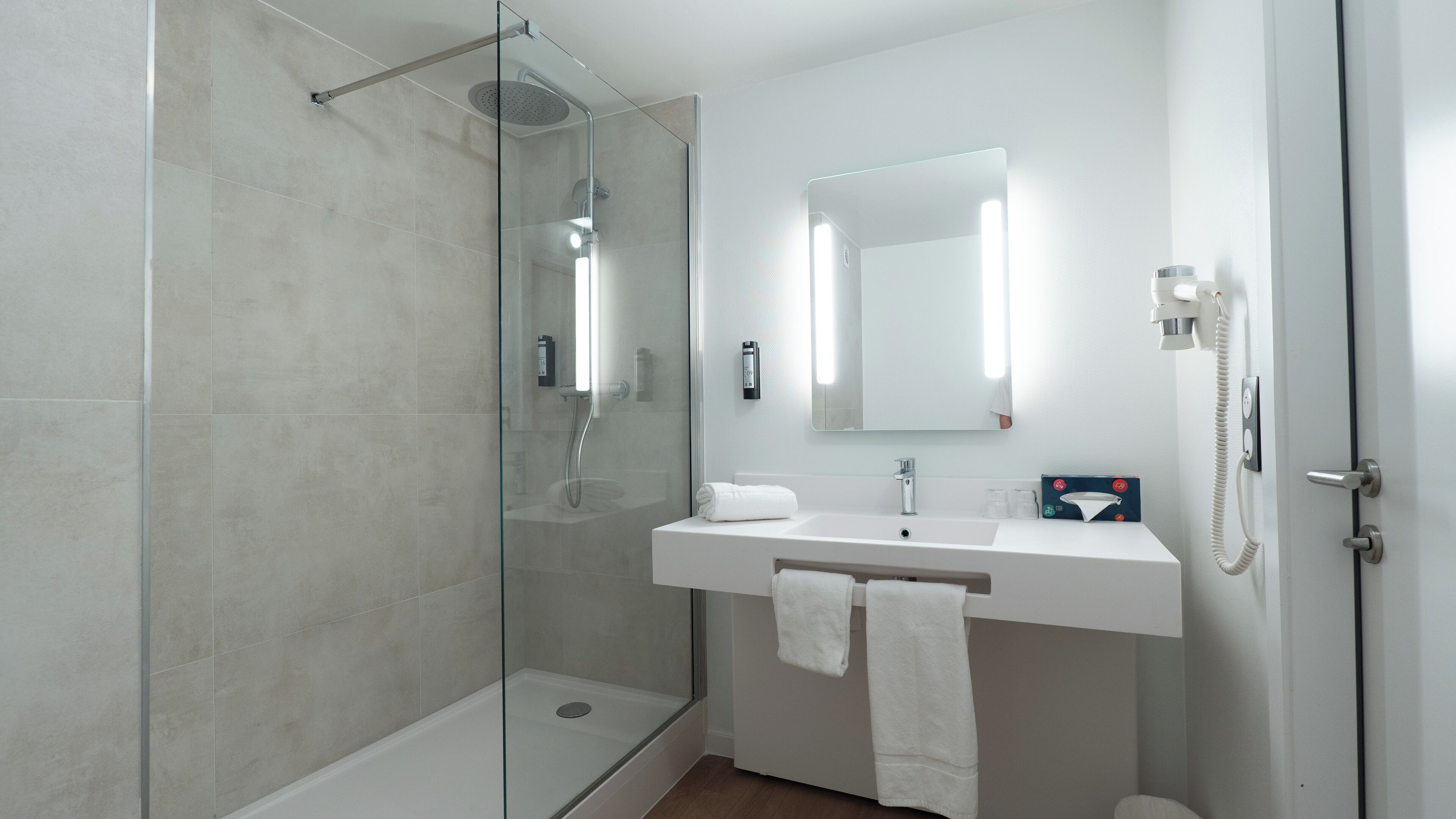 Een kluis op de kamer, een bureau, verduisterende gordijnen