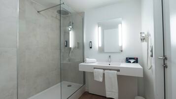 Een kluis op de kamer, een bureau, verduisterende gordijnen