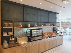 Petit déjeuner continental (17 EUR par personne)