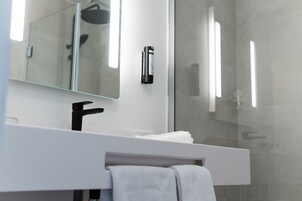 Habitación doble superior | Baño | Ducha y bañera combinadas y artículos de higiene personal ecológicos