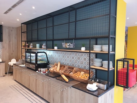 Desayuno continental diario (EUR 17 por persona)