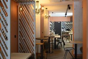 Petit déjeuner buffet (12.9 EUR par personne)