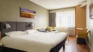 Kamar Double Standar, 1 Tempat Tidur Double dengan tempat tidur Sofa | Tirai kedap cahaya, kedap suara, dan setrika/meja setrika