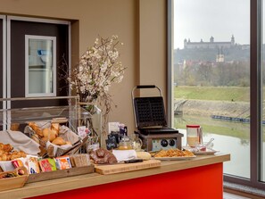 Desayuno buffet todos los días (con cargo)