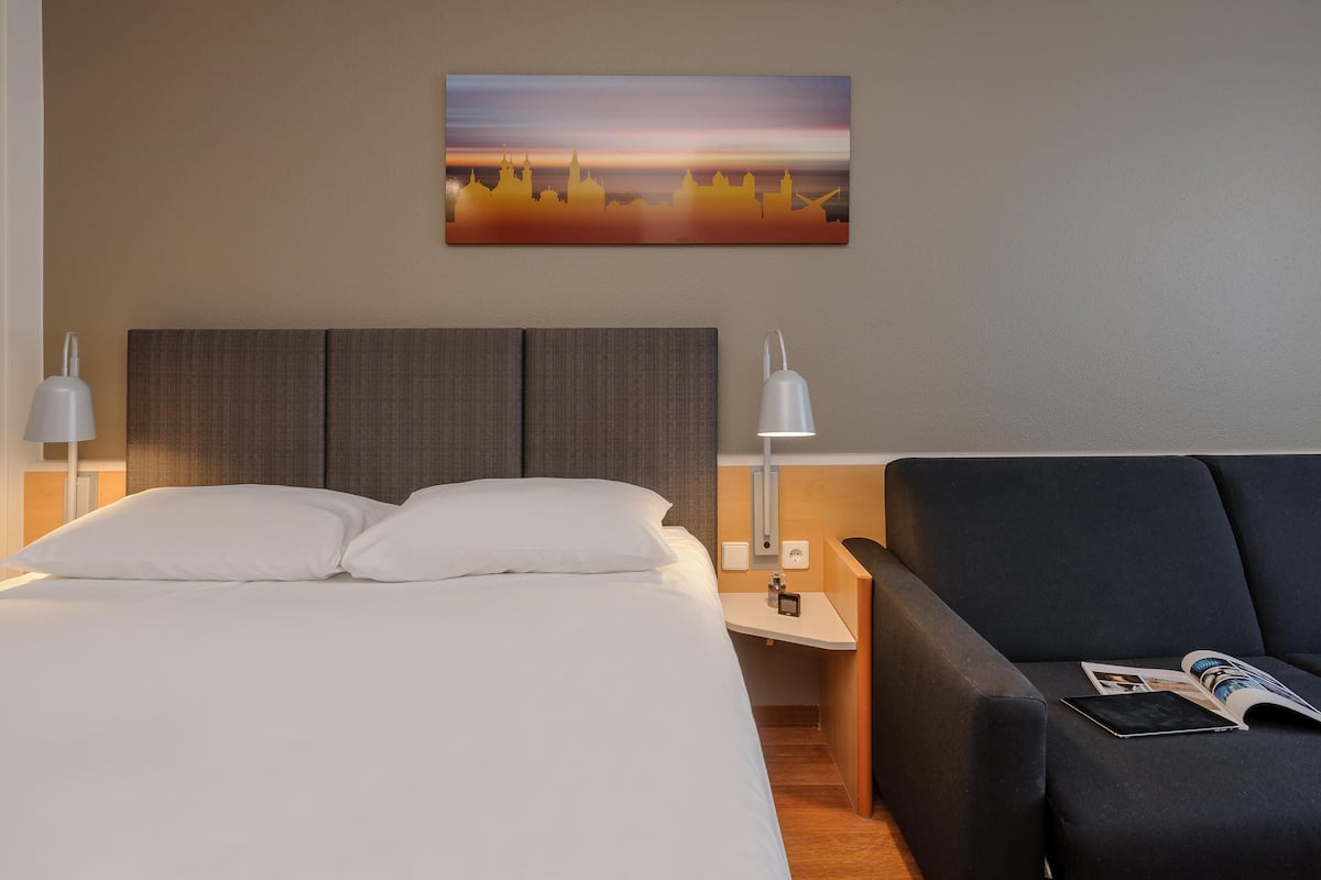 Dobbeltrom – standard, 1 dobbeltseng | Blendingsgardiner, lydisolert, strykejern/-brett og barnesenger