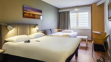 Doppia Standard, 1 letto matrimoniale con divano letto | Tende oscuranti, insonorizzazione, ferro/asse da stiro