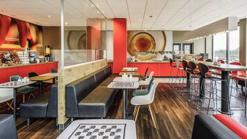 Petit déjeuner buffet (19 EUR par personne)