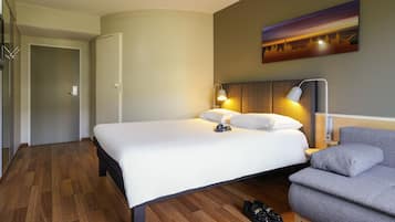 Habitación doble estándar, 1 cama matrimonial y sofá cama | Cortinas blackout, insonorización y tabla de planchar con plancha