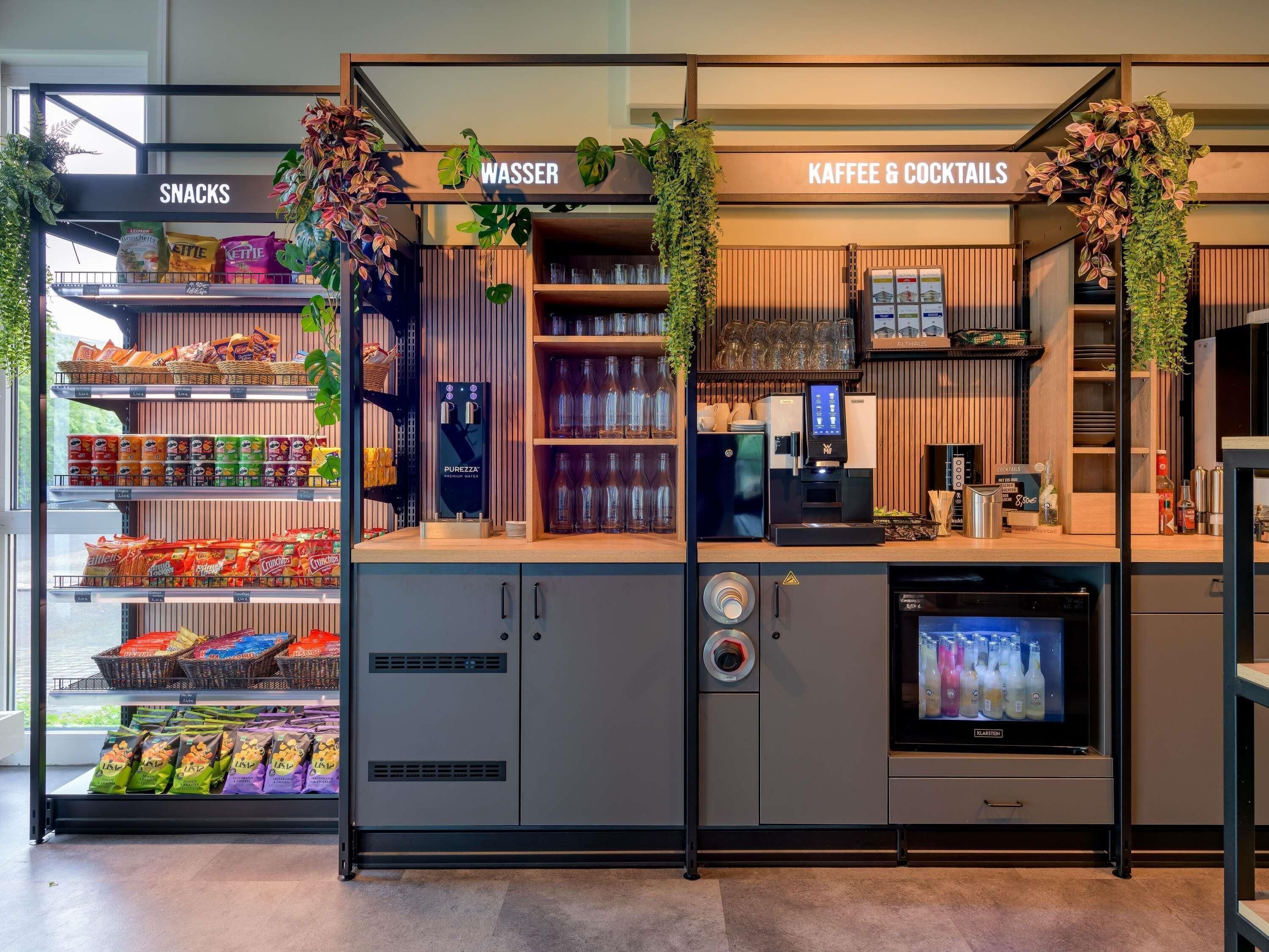 Ein Selbstbedienungskiosk mit Snacks, Wasser sowie einer Kaffeebar und Cocktail-Station.