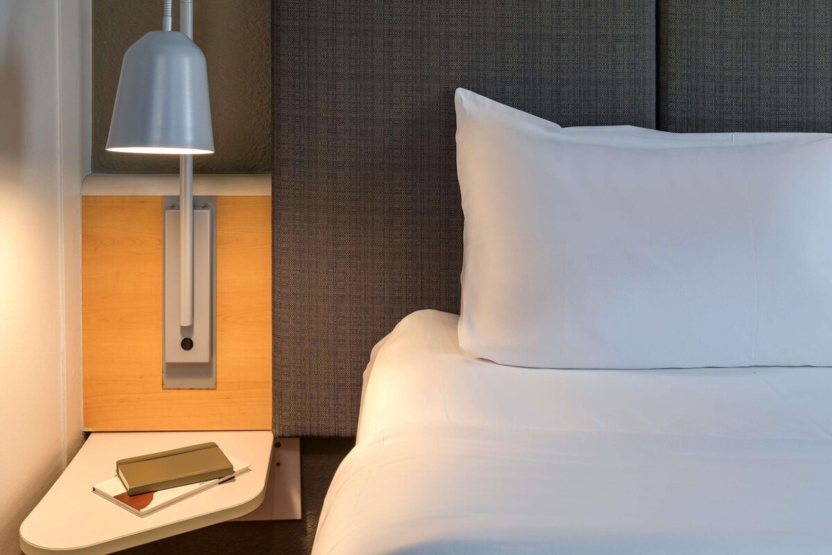 ダブルルーム ダブルベッド 1 台 (New Sleep Easy Concept) | デスク、アイロン / アイロン台、WiFi (無料)、ベッドシーツ