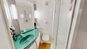 Dusche, umweltfreundliche Kosmetikartikel, Haartrockner, Handtücher