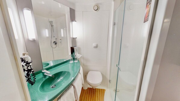 Shower, eco-friendly toiletries, hair dryer, towels - ibis Köln Airport (Cologne)