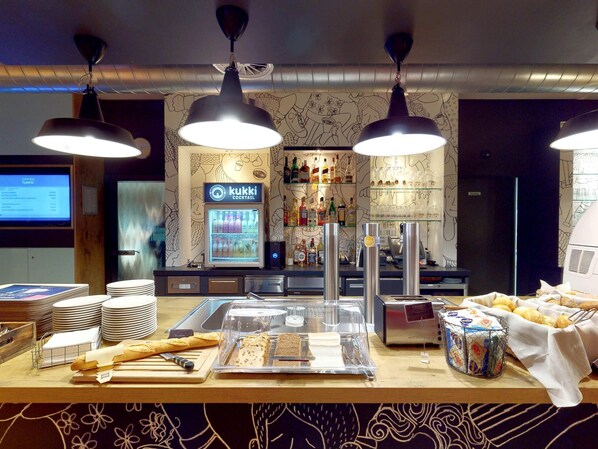 อาหารเช้าแบบบุฟเฟ่ต์ทุกวัน (EUR 17.5 ต่อคน)