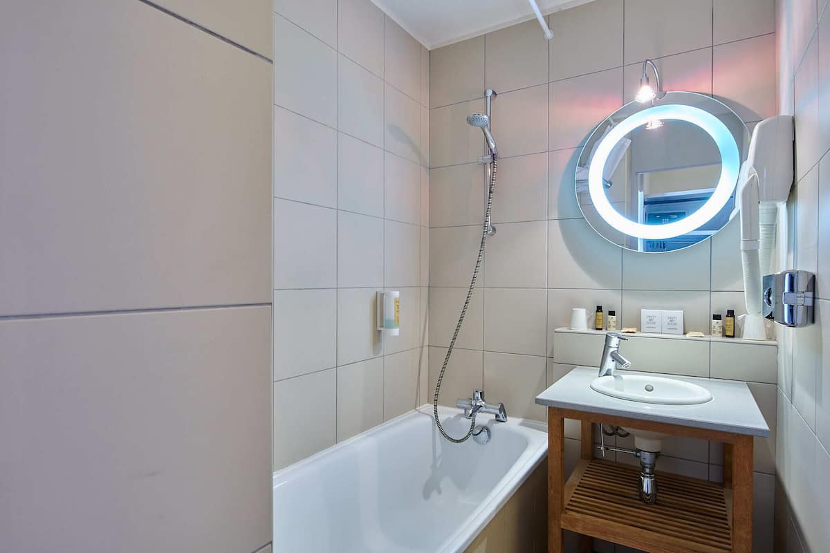 Badezimmer | Haartrockner, Handtücher, Seife, Shampoo