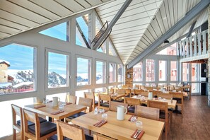 Här finns 2 restauranger som serverar frukost, lunch och middag 
