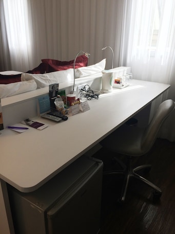 Standard Room, 1 Double Bed | Minibar, in-room safe, desk, laptop workspace