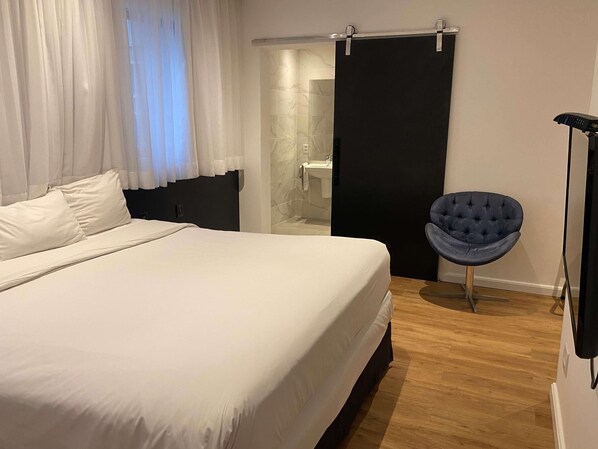 Minibar, Zimmersafe, Schreibtisch, laptopgeeigneter Arbeitsplatz