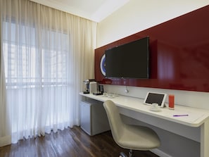 Superior kamer, 2 eenpersoonsbedden, balkon | Een minibar, een kluis op de kamer, een bureau, een laptopwerkplek