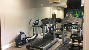 A gym with treadmills, an elliptical, and weight machines. - Mercure São Paulo Paulista Hotel (São Paulo)