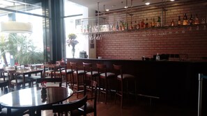 Bar (trong khuôn viên)