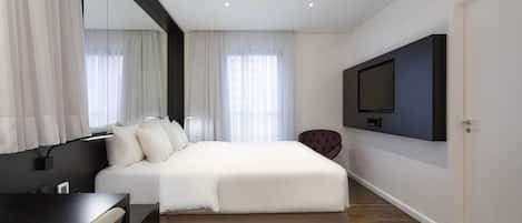 Minibar, in-room safe, desk, laptop workspace