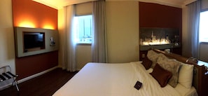 Superior Room, 1 Double Bed | Minibar, in-room safe, desk, laptop workspace
