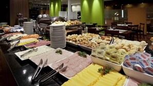 A buffet with various food items including meats, cheeses, and pastries. - Mercure São Paulo Paulista Hotel (São Paulo)