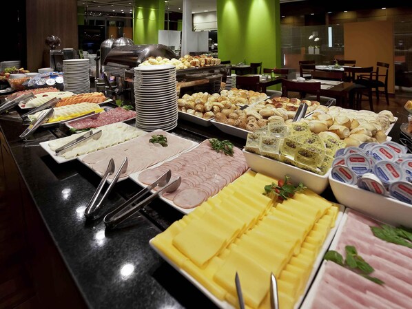 Breakfast, lunch and dinner served  - Mercure São Paulo Paulista Hotel (São Paulo)