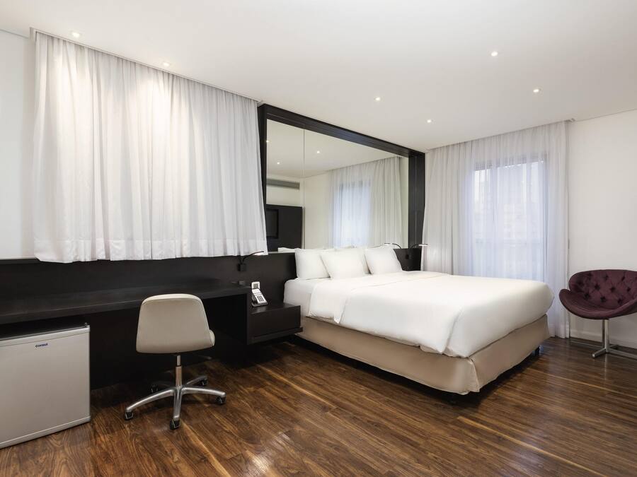 Superior Room, 1 Katil Kelamin (Double), Balcony | Bar mini, peti besi dalam bilik, meja, ruang kerja komputer riba