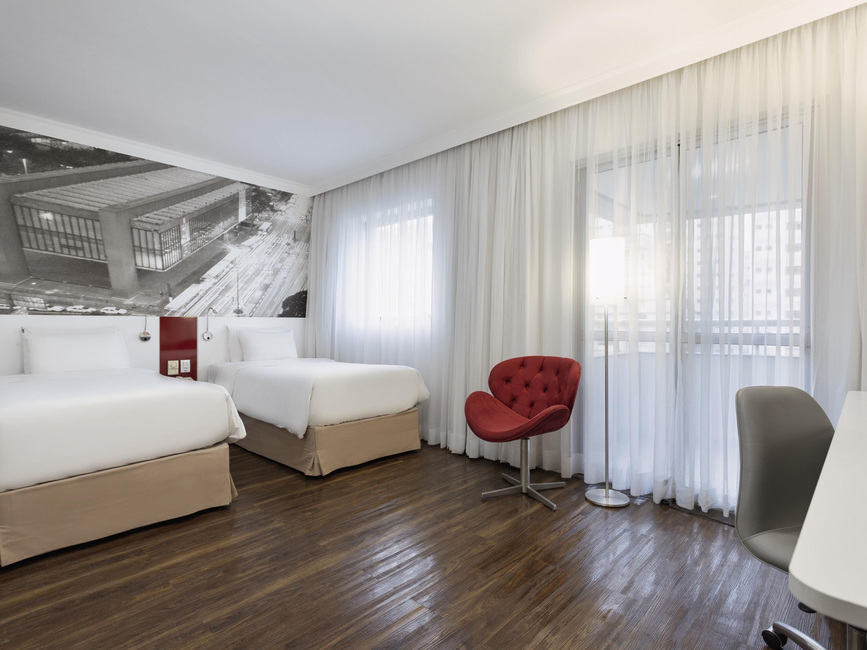 Minibar, caja de seguridad en la habitación y escritorio 