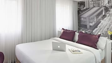 Quarto superior, 1 cama de casal | Frigobar, cofres nos quartos, escrivaninha