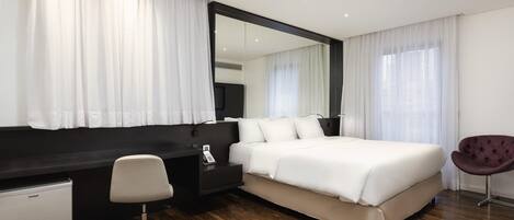 Minibar, caja de seguridad en la habitación y escritorio