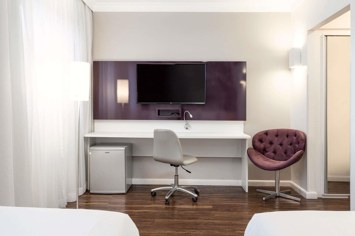 Standard Twin Room, 2 Single Beds | Minibar, in-room safe, desk, laptop workspace