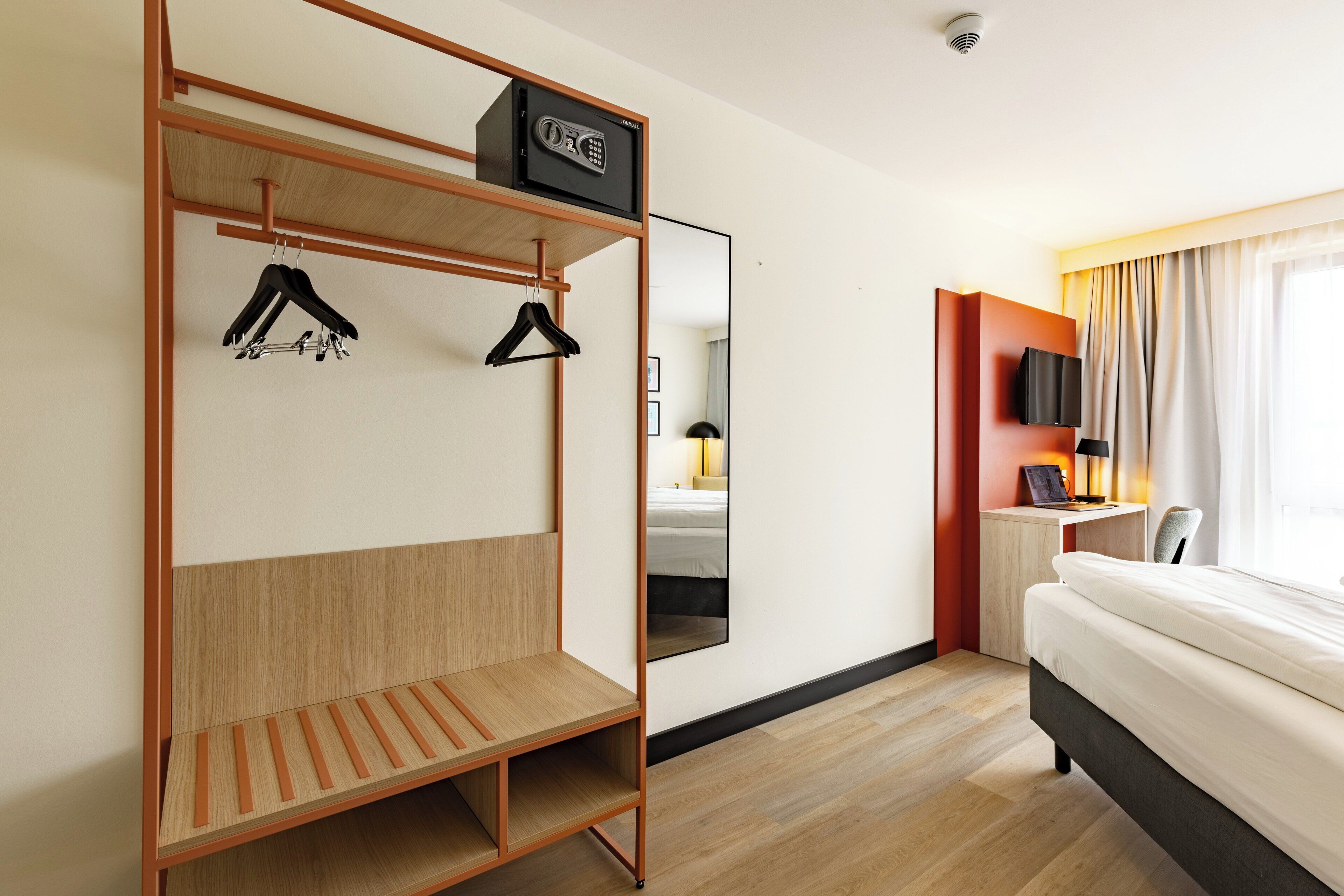 Ropa de cama hipoalergénica y caja de seguridad en la habitación 