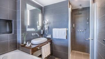 Premium-Zimmer, 1 Queen-Bett und Schlafsofa | Badezimmer | Designer-Toilettenartikel, Haartrockner, Handtücher