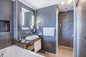 Premium-huone, 1 keskisuuri parisänky ja vuodesohva | Kylpyhuone | Designer-hygieniatuotteet, hiustenkuivaaja, pyyhkeet
