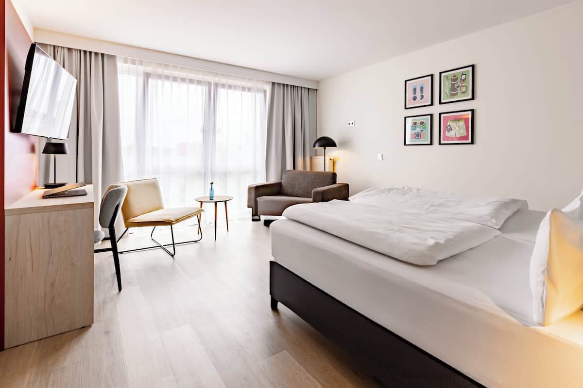 Premium Room, 1 Queen Bed with Sofa bed | Hypo-allergenic bedding, in-room safe, desk, blackout drapes