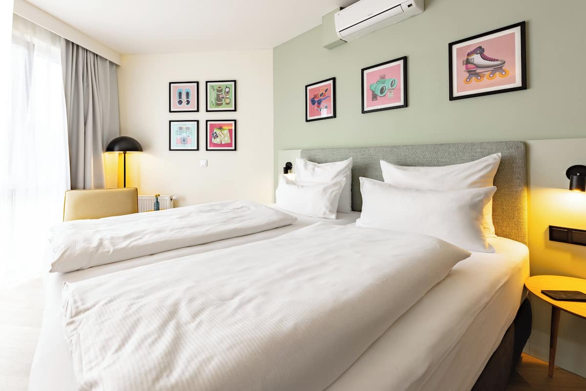 Hypo-allergenic bedding, in-room safe, desk, blackout curtains