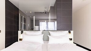 尊榮客房, 1 張加大雙人床和 1 張沙發床 | 低過敏寢具、客房內保險箱、書桌、遮光布/窗簾