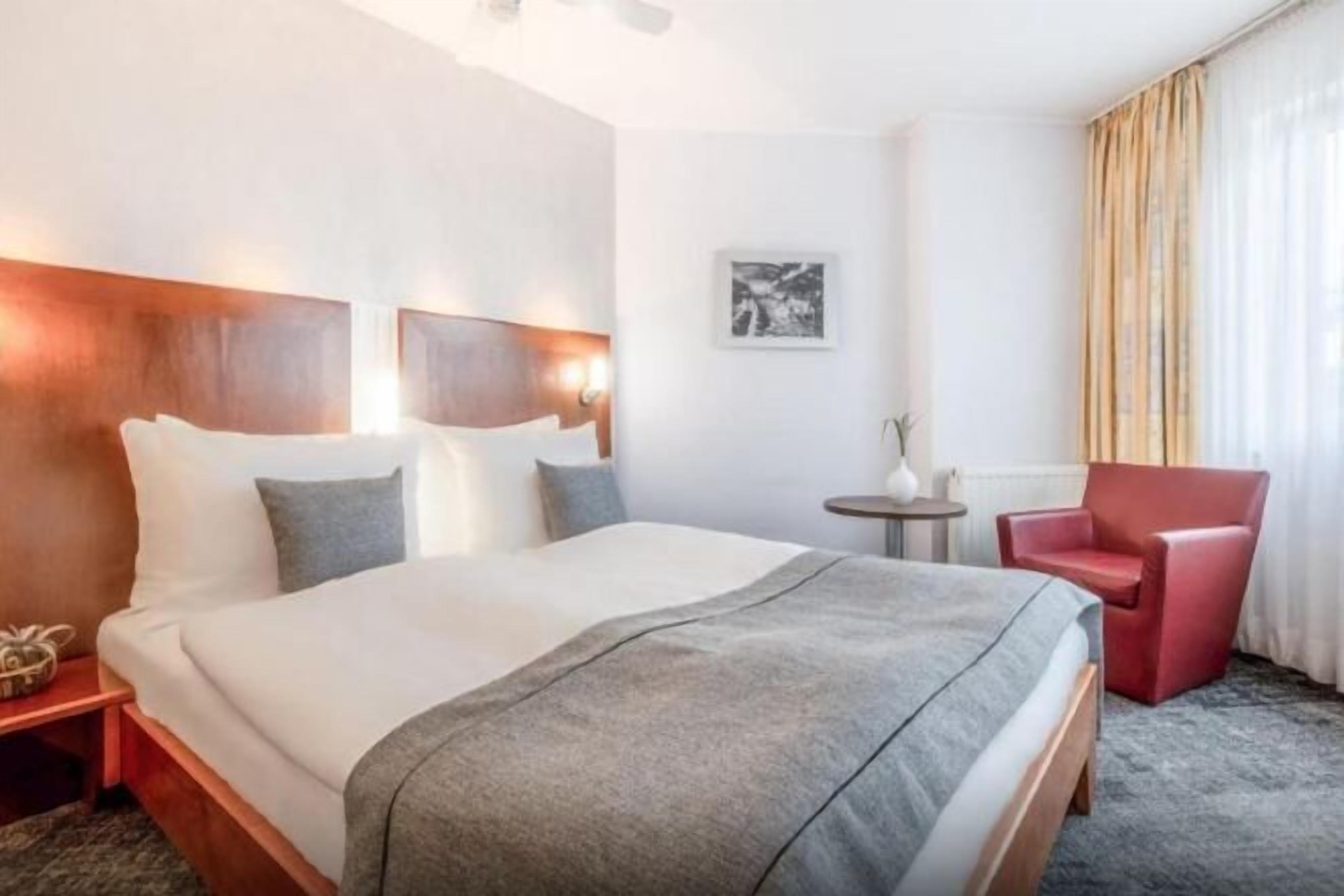 低過敏寢具、客房內保險箱、書桌、遮光布/窗簾