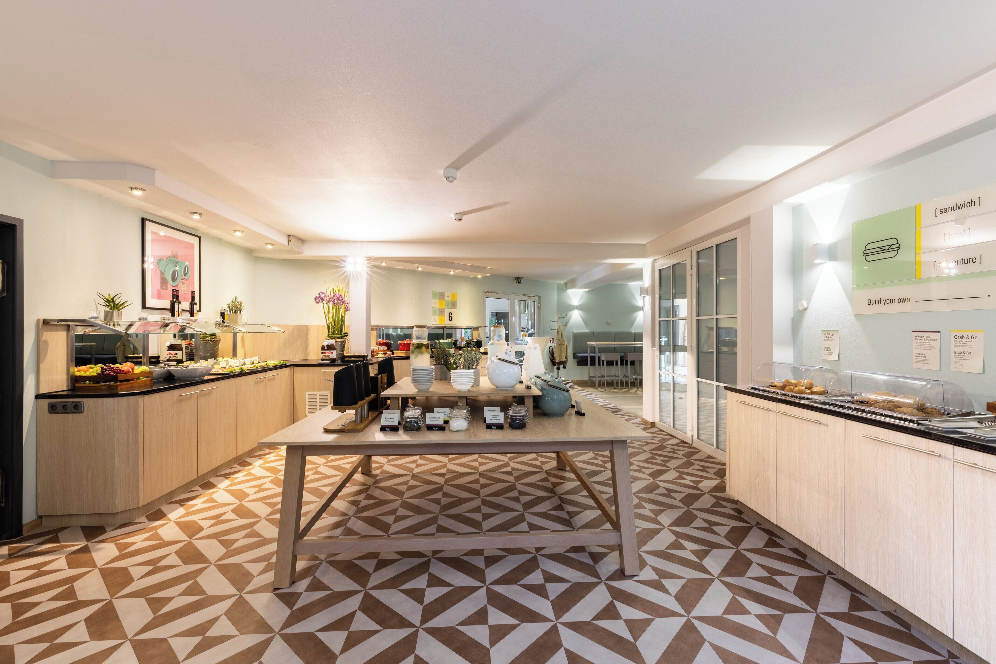 Een moderne keuken met een centraal eiland, diverse etenswaren en een vloer met een patroon.