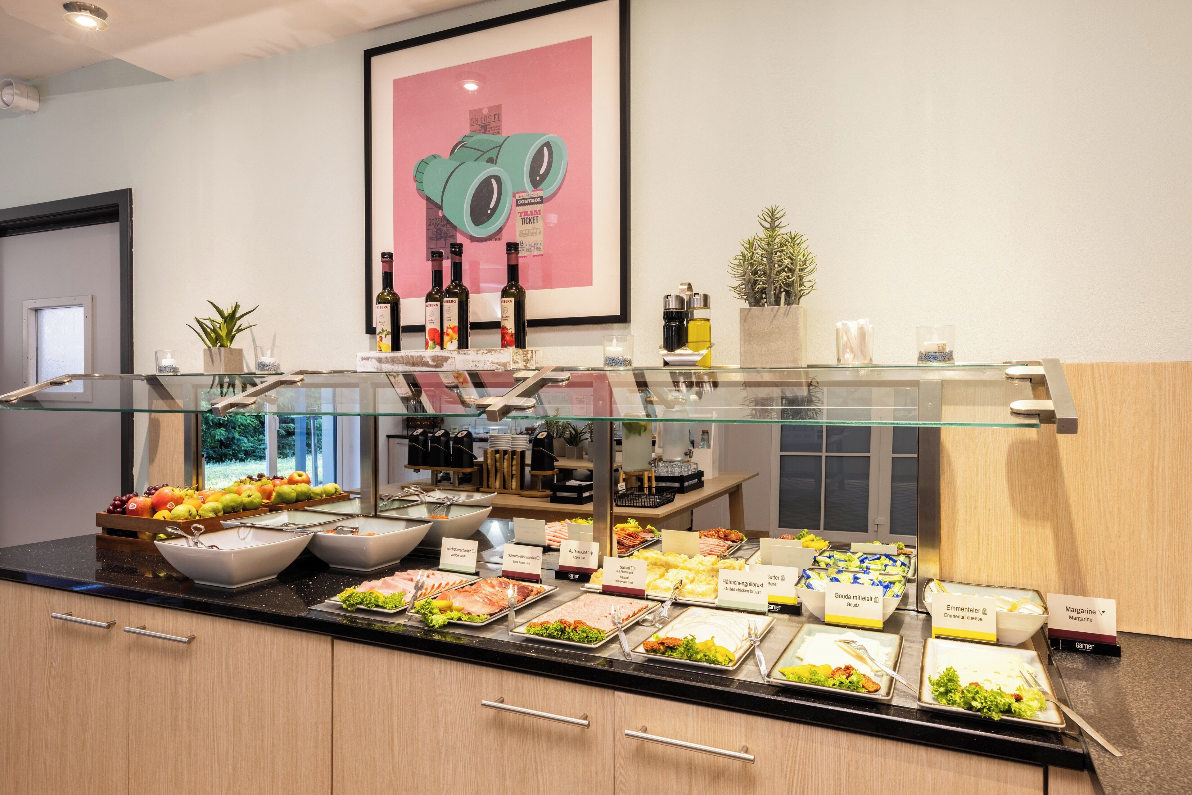 Un espace buffet proposant différents plats et une vitrine réfrigérée.